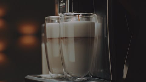 Pagatavo vienlaikus 2 tasītes kafijas dzēriena ar Latte Duo funkciju