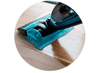 Grīdas mitrā tīrīšana ar Philips PowerPro Aqua putekļu sūcēju