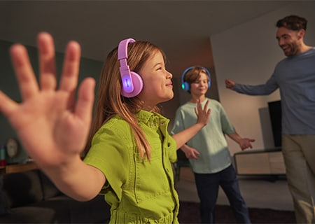 Bērni bauda mūziku, izmantojot Philips uz ausīm liekamās austiņas