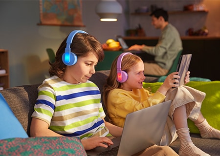 Bērni izmanto Philips uz ausīm liekamās austiņas ar krāsaina gaismas paneļa funkciju