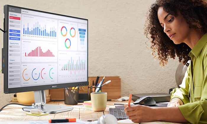 Sieviete strādā ar TCO Edge sertificētiem Philips monitoriem.