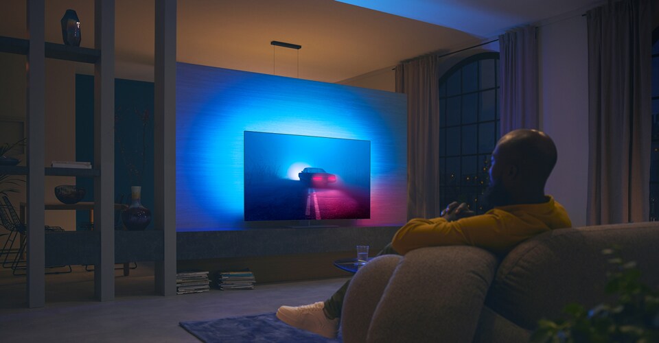Pāris skatās filmu uz Ambilight televizora