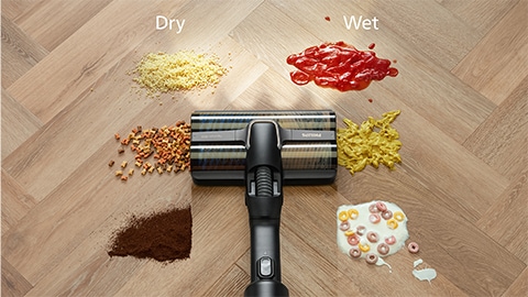 Philips AquaTrio 9000. sērijas sausās un mitrās uzkopšanas bezvadu putekļsūcējs savāc mitrus un sausus netīrumus.