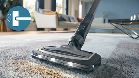 Philips AquaTrio 9000. sērijas sausās un mitrās uzkopšanas bezvadu putekļsūcējs uzkopj paklāju un grīdsegu.