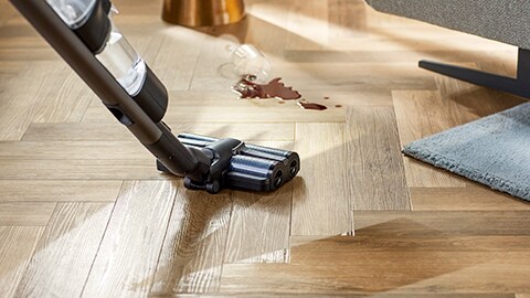 Philips AquaTrio 9000. sērijas sausās un mitrās uzkopšanas bezvadu putekļsūcējs satīra vēl vairāk mitru un sausu netīrumu.