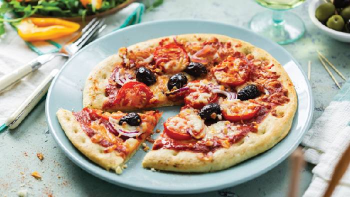 Pica ar salami un olīvām